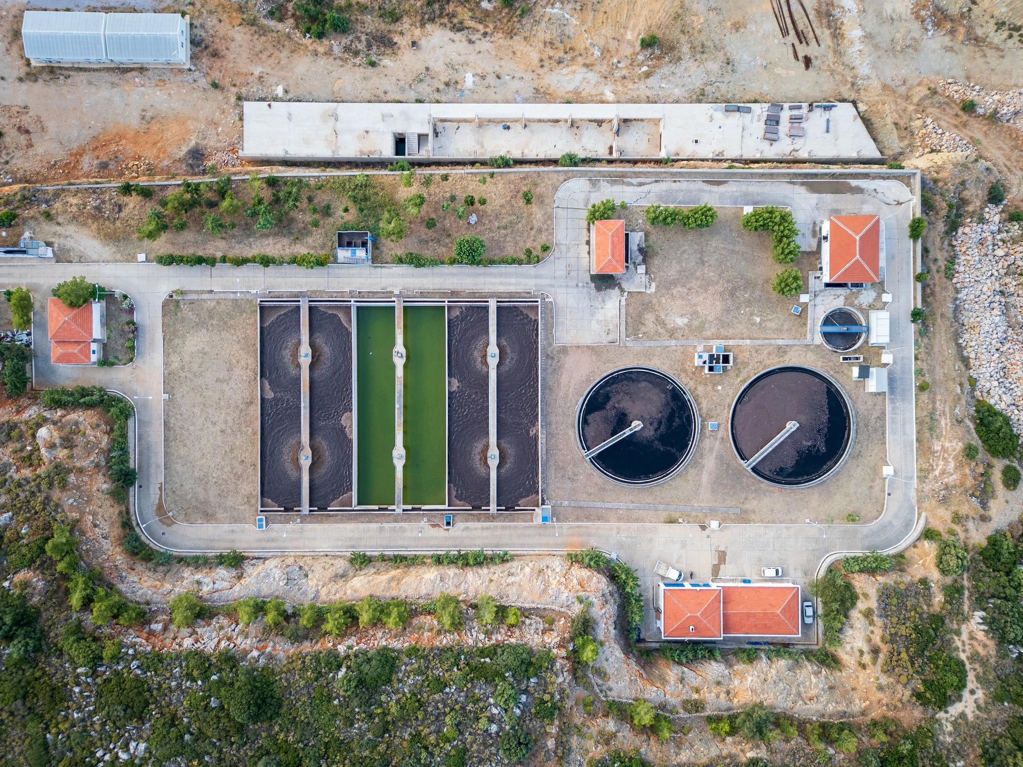 Vista aérea de una planta de tratamiento de aguas residuales para control y cumplimiento ambiental