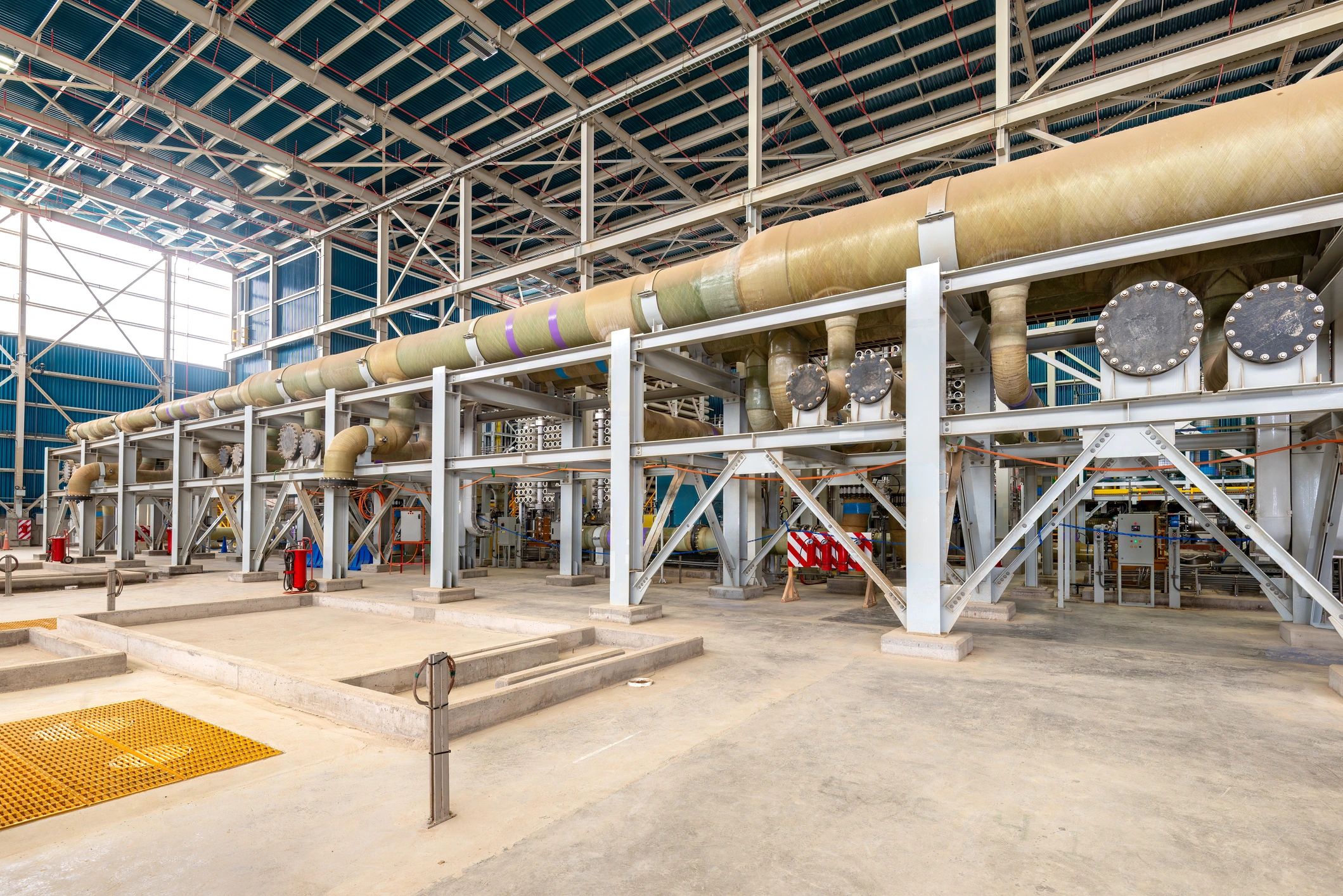 Planta industrial y sistemas de tuberías para suministro de equipos de PTAR