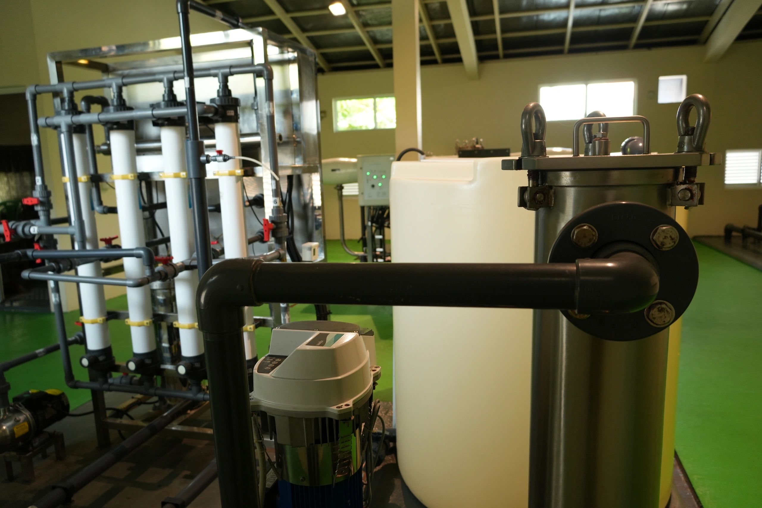 Instalación industrial de tratamiento de agua con sistemas de filtración y tuberías