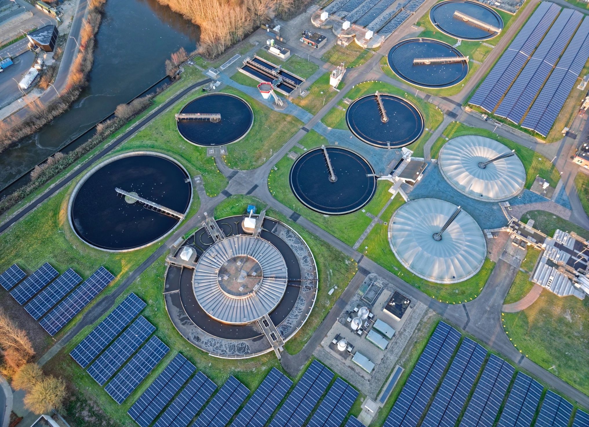 Vista aérea de una planta moderna de tratamiento de aguas residuales con paneles solares